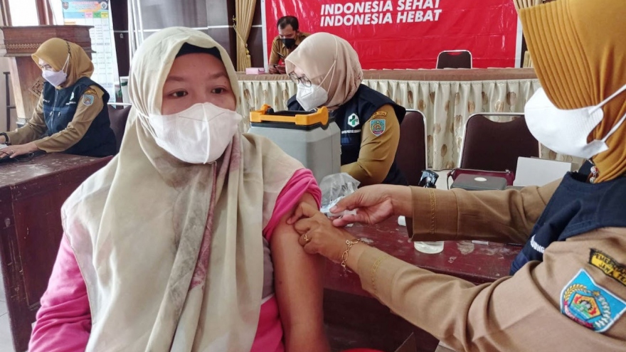 Hàng triệu người Indonesia phải tiêm chủng lại vaccine Covid-19